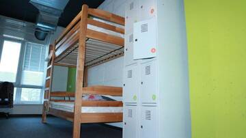 Кровать в общем 8-местном номере для мужчин и женщин в  Happy Hostel Kiev